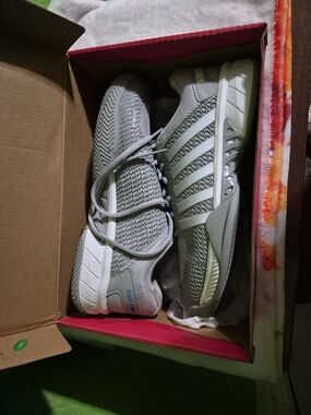 K-Swiss Women's Light Gray Knit Tennis Sneakers